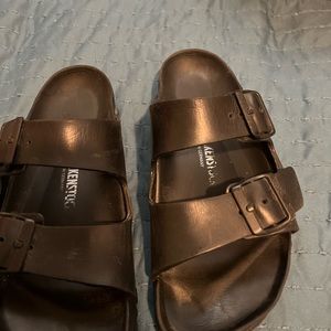 Birkenstock use a few time but in great condition wash and clean!!